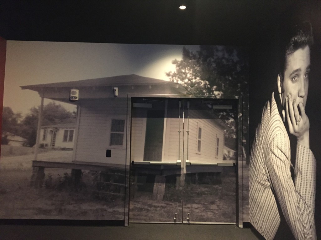 usa de intrare in expozitia centrala, foto a casei in care s-a nascut Elvis Presley, la 8 ianuarie 1935, Tupelo, Mississippi