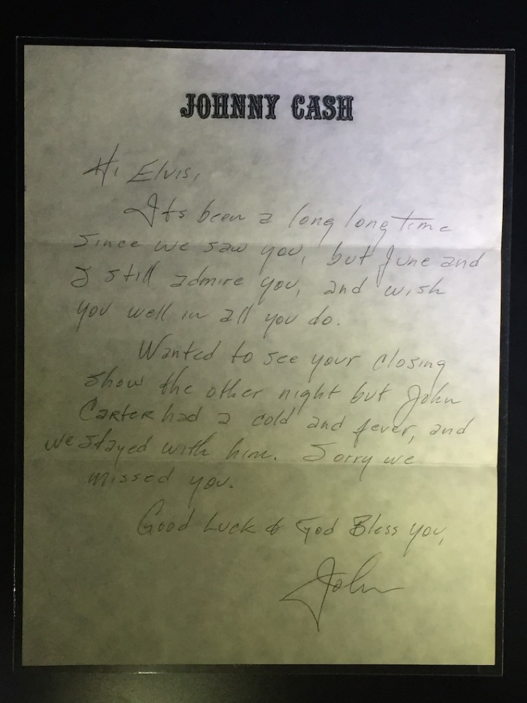 scrisoarea primita de Elvis de la Johnny Cash, gasita printre paginile unei carti din biblioteca de la Graceland