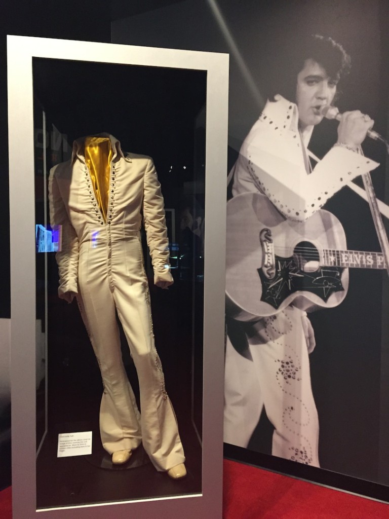 Got Lucky suit, purtat de Elvis in majoritatea spectacolelor sale