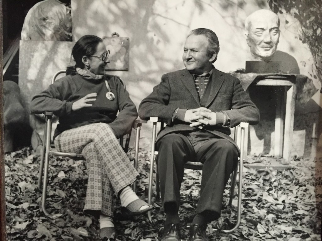 Jana Gertler si Mircea Zalman in gradina atelierului