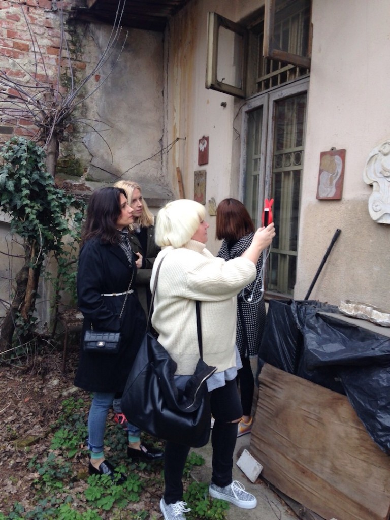 in curte, Ioana Chira, Cristina Pop, Lili Misaila si cu mine, martie 2015